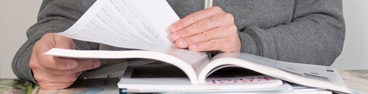 Katalog Vier Broschüren von RADEMACHER, darunter der Gesamtkatalog 2024 und SmartHome-Informationen, liegen nebeneinander.